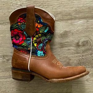 Girls cowgirl boots, barely used, leather size 7